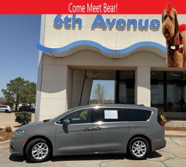 Used 2022 Chrysler Pacifica Touring-L image 1