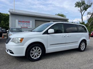 Used 2014 Chrysler Town & Country Touring image 1
