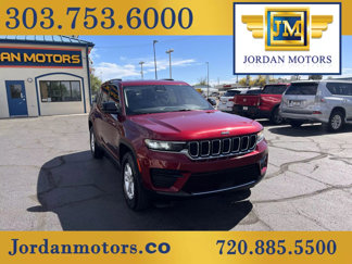 Used 2023 Jeep Grand Cherokee Laredo image 1