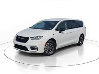 Used 2024 Chrysler Pacifica Select image 1