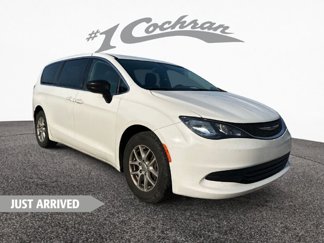 Used 2017 Chrysler Pacifica Touring image 1
