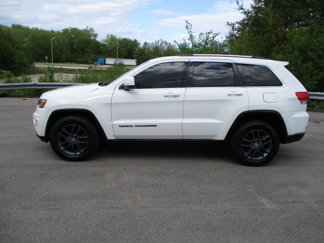 Used 2018 Jeep Grand Cherokee Laredo image 1