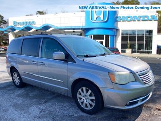Used 2014 Chrysler Town & Country Touring image 1