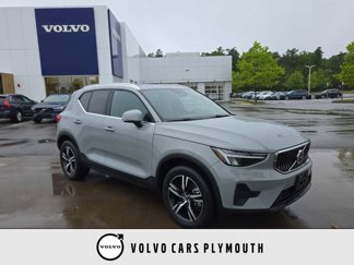 Used 2025 Volvo XC40 B5 Core image 1