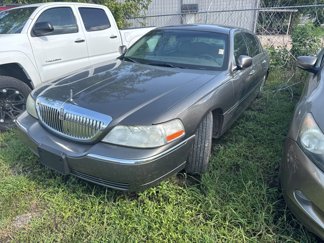 Used 2004 Lincoln Town Car Signature image 1