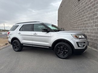Used 2017 Ford Explorer XLT image 1