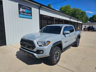 Used 2019 Toyota Tacoma TRD Off-Road image 1