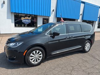 Used 2017 Chrysler Pacifica Touring-L image 1