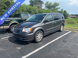 Used 2016 Chrysler Town & Country Touring w/ Driver Convenience Group image 1