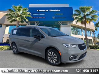 New 2025 Chrysler Pacifica Select image 1