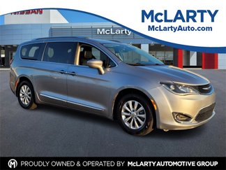 Used 2018 Chrysler Pacifica Touring-L image 1