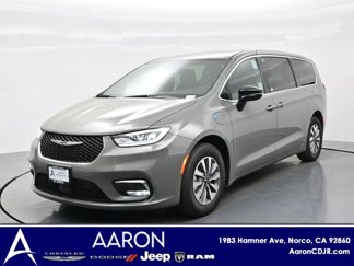 New 2025 Chrysler Pacifica Select image 1