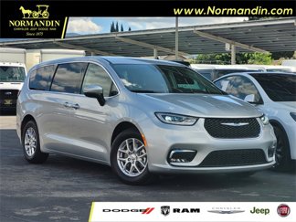 Used 2023 Chrysler Pacifica Touring-L image 1