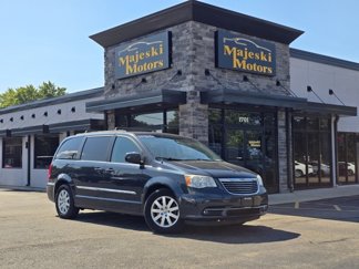 Used 2013 Chrysler Town & Country Touring image 1