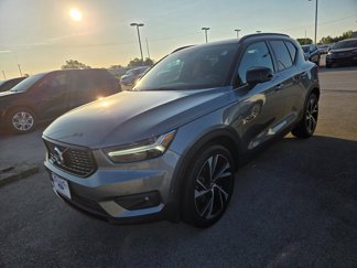 Used 2019 Volvo XC40 T5 R-Design image 1