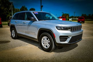 Used 2023 Jeep Grand Cherokee Laredo image 1