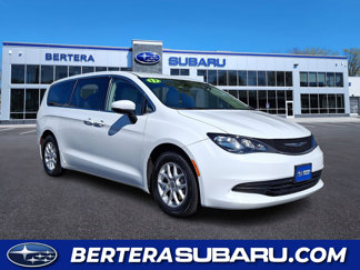 Used 2017 Chrysler Pacifica Touring image 1