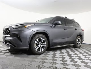 Used 2021 Toyota Highlander XLE image 1