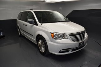 Used 2016 Chrysler Town & Country Limited image 1