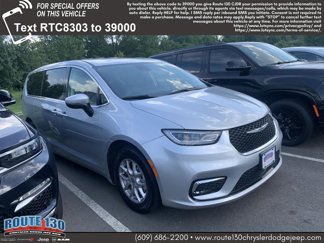 Used 2023 Chrysler Pacifica Touring-L image 1