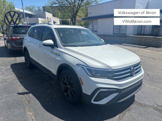 Used 2023 Volkswagen Tiguan SE w/ Panoramic Sunroof Package image 1