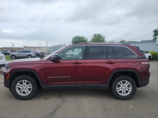 Used 2023 Jeep Grand Cherokee Laredo image 1