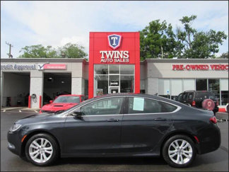 Used 2017 Chrysler 200 Limited Platinum image 1