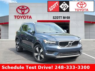 Used 2022 Volvo XC40 T5 Momentum image 1