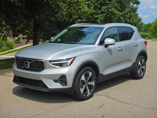 Used 2025 Volvo XC40 B5 Plus image 1