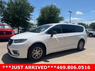 Used 2024 Chrysler Pacifica Touring-L image 1