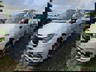 Used 2024 Chrysler Pacifica Touring-L image 1