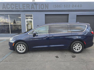 Used 2017 Chrysler Pacifica Touring image 1