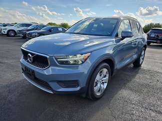Used 2022 Volvo XC40 T4 Momentum image 1