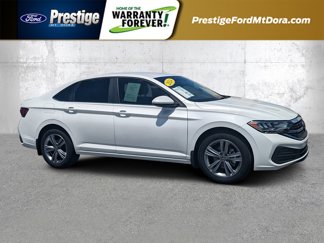 Used 2024 Volkswagen Jetta SE image 1