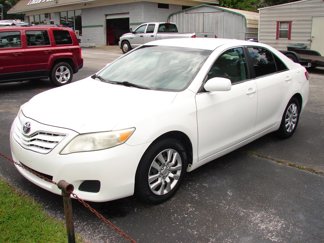 Used 2010 Toyota Camry LE image 1