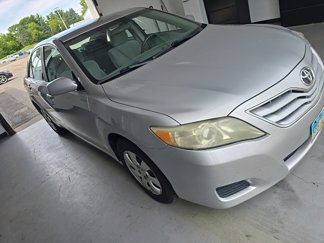 Used 2010 Toyota Camry LE image 1