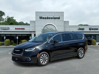 Used 2023 Chrysler Pacifica Touring-L image 1