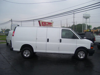 Used 2018 Chevrolet Express 2500 image 1