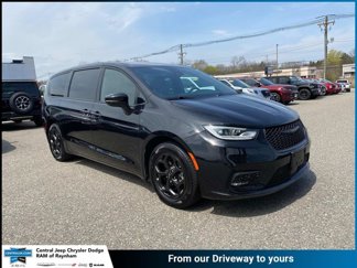 Used 2023 Chrysler Pacifica Limited w/ Uconnect Theater Family Group image 1