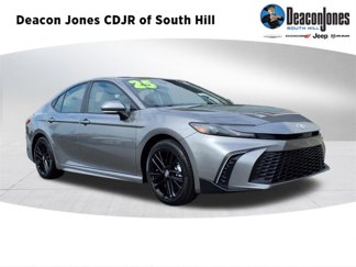 Used 2025 Toyota Camry SE image 1