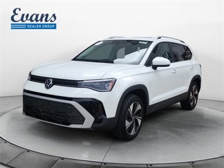 Certified 2025 Volkswagen Taos SE image 1