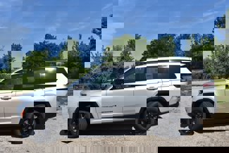 New 2025 Jeep Grand Cherokee Altitude image 1