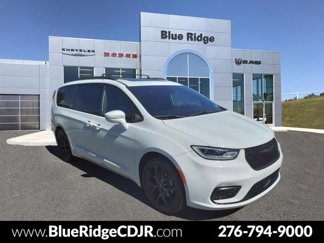 Used 2022 Chrysler Pacifica Limited w/ S Appearance Package image 1
