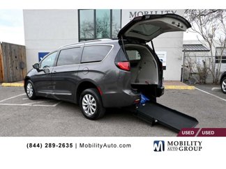 Used 2018 Chrysler Pacifica Touring-L image 1