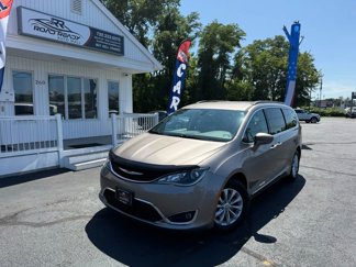 Used 2017 Chrysler Pacifica Touring-L image 1