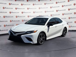 Used 2020 Toyota Camry SE image 1