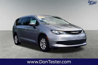 Used 2017 Chrysler Pacifica Touring image 1