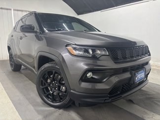 Used 2024 Jeep Compass Latitude w/ Altitude Special Edition image 1