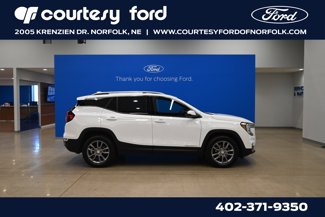 Used 2024 GMC Terrain SLT image 1