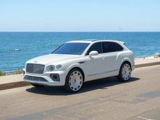 Used 2023 Bentley Bentayga Plug-In Hybrid image 1